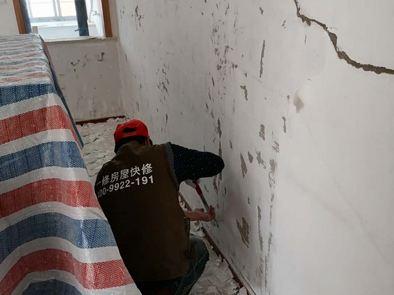 墻面乳膠漆翻新：如果原墻面只是簡單的變舊沒有剝離現(xiàn)象，可以直接清理干凈，用滾刷或噴涂機zhidao滾（噴）一遍云泉水性漆，等干透然后在上二遍就OK了！ 如果有裂縫或爆皮的，需要清理干凈浮塵再用鏟除墻面，有坑不內(nèi)平處用石膏找平，有裂縫的用布袋或網(wǎng)刷乳白膠粘貼到裂縫處，裂縫處需要刮兩遍膩子第一遍是為了黏住布袋和網(wǎng)容，第二遍找平，最后墻面一定要平整，然后再刷云泉水性漆就可以了！也是刷兩遍就OK了！