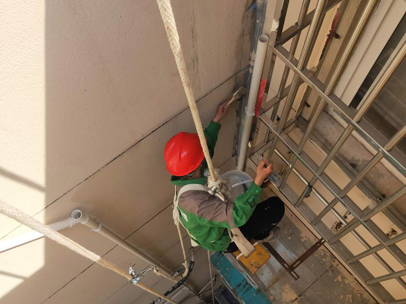 外墻窗戶防水維修：滴水檐遭破壞：窗戶洞口都有滴水檐，在改造陽臺(tái)之時(shí)，有的業(yè)主將窗戶外移，壓到滴水檐上，飄雨就會(huì)進(jìn)到窗框和墻體的縫中，從窗戶上部往里洇水。 解決方案：在洞口處加裝滴水檐(通過連接件或者打膠鼓包等多種形式)，使水能順利往外排。 排水孔被堵：塑鋼窗底部都設(shè)有排水孔，但安裝時(shí)不留意就會(huì)被堵住，一旦出現(xiàn)大雨，窗框里的存水會(huì)從安裝脹栓處往內(nèi)滲水。 解決方案：查看窗戶是否是通過打脹栓的方式連接的，如果是可臨時(shí)往里加膠起到密封作用，待雨季過后起出重新打膠。若是固定在玻璃下面，還得待雨季過后，把玻璃起開，清出窗框內(nèi)的存水后再重新施膠。