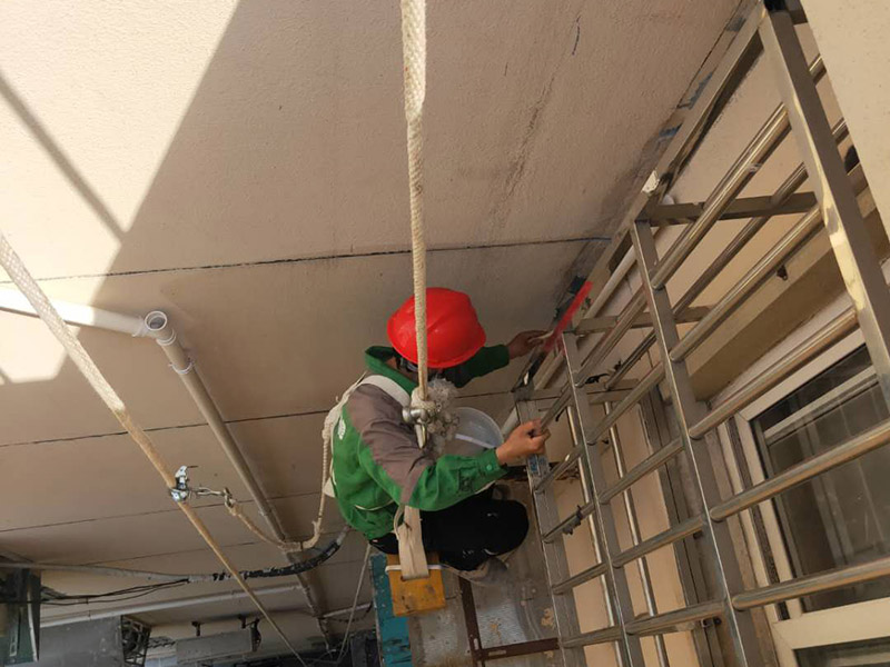 外墻窗戶防水維修：滴水檐遭破壞：窗戶洞口都有滴水檐，在改造陽臺(tái)之時(shí)，有的業(yè)主將窗戶外移，壓到滴水檐上，飄雨就會(huì)進(jìn)到窗框和墻體的縫中，從窗戶上部往里洇水。 解決方案：在洞口處加裝滴水檐(通過連接件或者打膠鼓包等多種形式)，使水能順利往外排。 排水孔被堵：塑鋼窗底部都設(shè)有排水孔，但安裝時(shí)不留意就會(huì)被堵住，一旦出現(xiàn)大雨，窗框里的存水會(huì)從安裝脹栓處往內(nèi)滲水。 解決方案：查看窗戶是否是通過打脹栓的方式連接的，如果是可臨時(shí)往里加膠起到密封作用，待雨季過后起出重新打膠。若是固定在玻璃下面，還得待雨季過后，把玻璃起開，清出窗框內(nèi)的存水后再重新施膠。