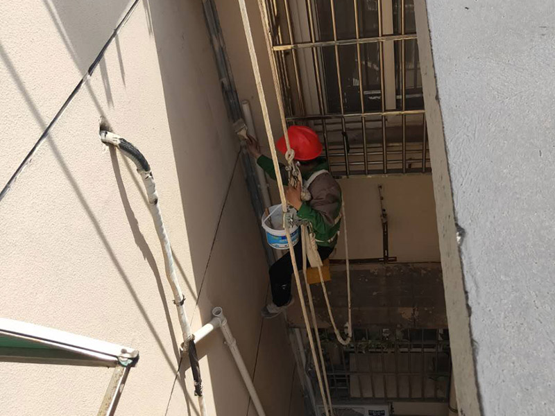 外墻窗戶防水維修：滴水檐遭破壞：窗戶洞口都有滴水檐，在改造陽臺(tái)之時(shí)，有的業(yè)主將窗戶外移，壓到滴水檐上，飄雨就會(huì)進(jìn)到窗框和墻體的縫中，從窗戶上部往里洇水。 解決方案：在洞口處加裝滴水檐(通過連接件或者打膠鼓包等多種形式)，使水能順利往外排。 排水孔被堵：塑鋼窗底部都設(shè)有排水孔，但安裝時(shí)不留意就會(huì)被堵住，一旦出現(xiàn)大雨，窗框里的存水會(huì)從安裝脹栓處往內(nèi)滲水。 解決方案：查看窗戶是否是通過打脹栓的方式連接的，如果是可臨時(shí)往里加膠起到密封作用，待雨季過后起出重新打膠。若是固定在玻璃下面，還得待雨季過后，把玻璃起開，清出窗框內(nèi)的存水后再重新施膠。