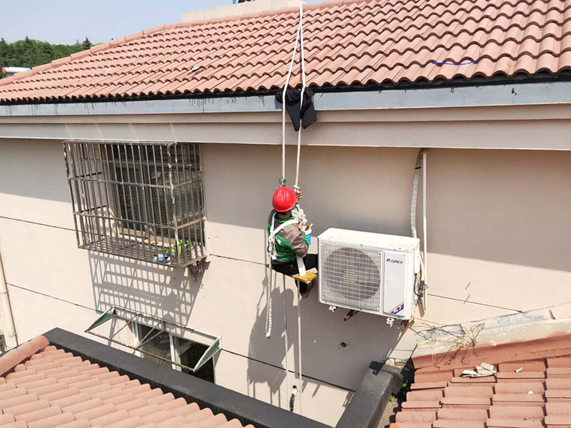 外墻窗戶防水維修：滴水檐遭破壞：窗戶洞口都有滴水檐，在改造陽臺(tái)之時(shí)，有的業(yè)主將窗戶外移，壓到滴水檐上，飄雨就會(huì)進(jìn)到窗框和墻體的縫中，從窗戶上部往里洇水。 解決方案：在洞口處加裝滴水檐(通過連接件或者打膠鼓包等多種形式)，使水能順利往外排。 排水孔被堵：塑鋼窗底部都設(shè)有排水孔，但安裝時(shí)不留意就會(huì)被堵住，一旦出現(xiàn)大雨，窗框里的存水會(huì)從安裝脹栓處往內(nèi)滲水。 解決方案：查看窗戶是否是通過打脹栓的方式連接的，如果是可臨時(shí)往里加膠起到密封作用，待雨季過后起出重新打膠。若是固定在玻璃下面，還得待雨季過后，把玻璃起開，清出窗框內(nèi)的存水后再重新施膠。