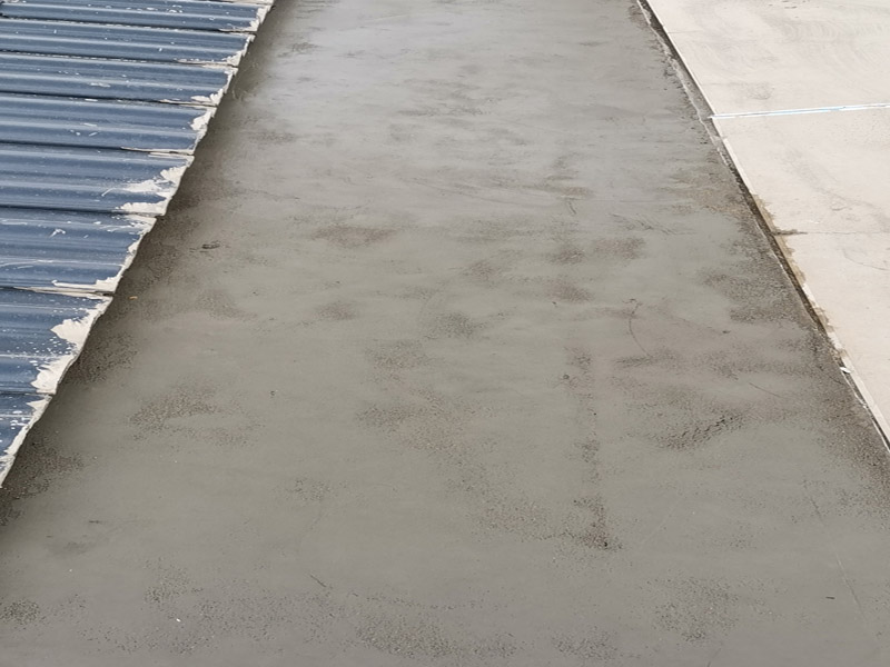 屋頂找平施工：基層處理&rarr;灑水濕潤&rarr;找標高、抹灰餅、沖筋&rarr;攪拌砂漿&rarr;刷水泥漿結合層&rarr;鋪水泥砂漿面層&rarr;抹光機抹光&rarr;木抹子搓平&rarr;鐵抹子壓光（根據下個構造層次決定做法）&rarr;分隔縫切割&rarr;養(yǎng)護&rarr;驗收。 清理結構層、保溫層上面的松散雜物，凸出基層表面的硬物應剔平掃凈;抹找坡層前，宜對基層灑水濕潤;突出屋面的管道、支架等根部，應用細石混凝土堵實和固定;對不易與找平層結合的基層應做界面處理。