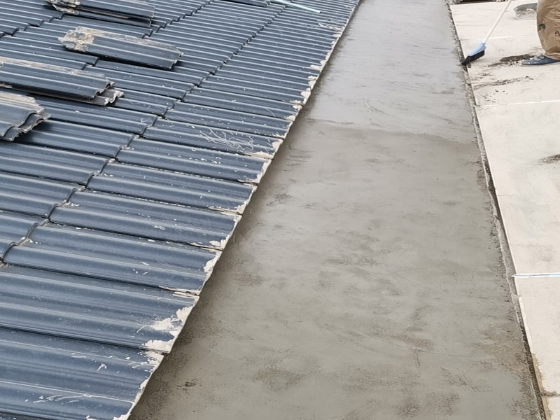 屋頂找平施工：基層處理&rarr;灑水濕潤&rarr;找標高、抹灰餅、沖筋&rarr;攪拌砂漿&rarr;刷水泥漿結合層&rarr;鋪水泥砂漿面層&rarr;抹光機抹光&rarr;木抹子搓平&rarr;鐵抹子壓光（根據下個構造層次決定做法）&rarr;分隔縫切割&rarr;養(yǎng)護&rarr;驗收。 清理結構層、保溫層上面的松散雜物，凸出基層表面的硬物應剔平掃凈;抹找坡層前，宜對基層灑水濕潤;突出屋面的管道、支架等根部，應用細石混凝土堵實和固定;對不易與找平層結合的基層應做界面處理。