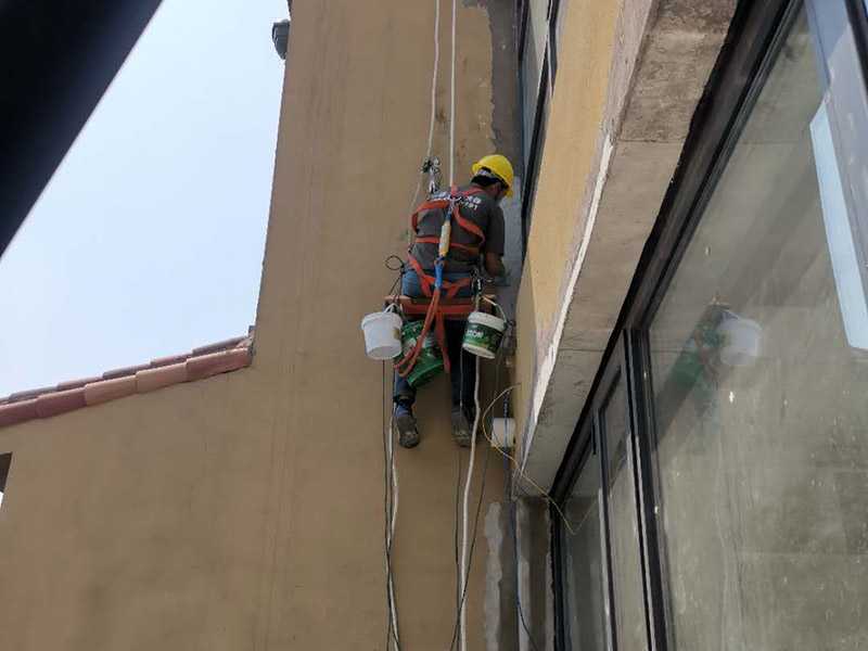 外墻修補(bǔ)維修：1、專業(yè)人員刷滲透劑涂刷第三遍，墻面檢查、晾干、涂刷第二處，發(fā)現(xiàn)裂縫再涂刷滲透劑、裂縫全部處理完。 填、涂 晾干 2、 由專業(yè)人員在樓層屋面上將吊索固定后，山墻頂部開始向下逐一對外墻面進(jìn)行檢查 3、 發(fā)現(xiàn)外墻磚和灰縫有微小裂 縫，即用滲透劑對裂縫處上下左右各0.3 米范圍 內(nèi)進(jìn)行立涂刷處理。每處裂縫處理不少于2遍，且處理前墻面必須干燥。