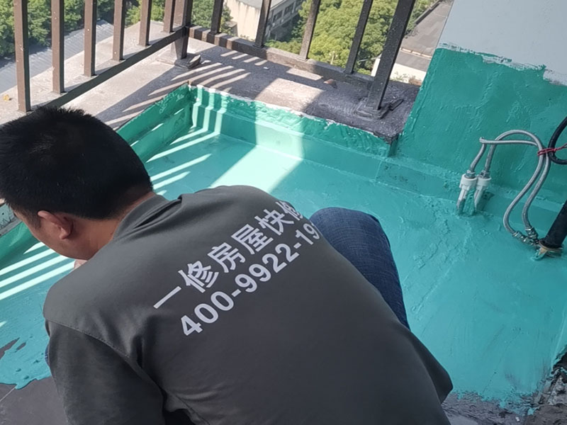 陽臺(tái)防水施工：先用鏟刀和笤帚及工具將陽臺(tái)基層表面的突起物、砂漿和疙瘩等鏟除并將塵土雜物清掃干凈，對(duì)陰陽角、管根、地漏等部位應(yīng)認(rèn)真清理。 對(duì)陽臺(tái)地漏、管根、陰陽角等易發(fā)生漏水的部位，應(yīng)進(jìn)行特殊加強(qiáng)處理。 細(xì)部附加層：在地漏、管根、陰陽角和出入口等易發(fā)生漏水的薄弱部位，可增加一層剛性防水，剛性防水寬度應(yīng)不小于100mm，搭接寬度應(yīng)不小于100mm。然后涂刷家裝專用防水涂料。 將配制好的防水涂料均勻涂刷在基層表面，涂刷量以0.8&mdash;1.0kg/㎡每遍為宜，直至防水合格為止，家裝防水要求一般為1.0mm左右。