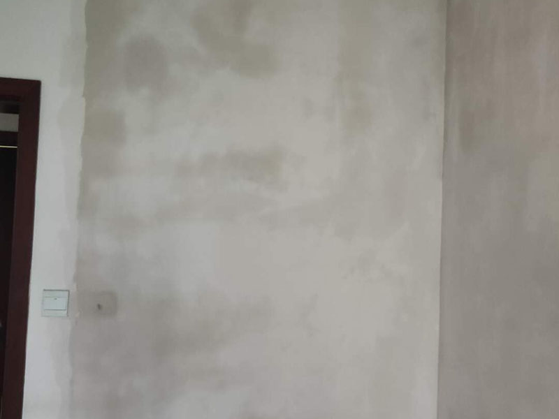 墻面翻新裝修：1、短期內(nèi)：對于購買的二手房墻面，如果是裝修沒多久，那么在進(jìn)行墻面處理的時候，原先的耐水膩?zhàn)涌梢员Ａ粢恍挥猛耆溺P掉；用鋼刷和砂紙進(jìn)行打磨墻面，打磨后即可重新涂刷乳膠漆。 2、時間間隔太久：如果是五年以上的耐水膩?zhàn)樱捎诓牧侠匣?，在二次刷漆的時候，就必須全部鏟除至墻底，否則的話會影響今后墻面乳膠漆的施工質(zhì)量和裝修后的長期使用效果。