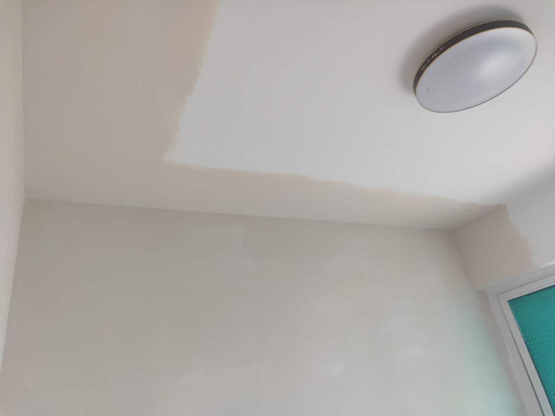 墻面翻新裝修：1、短期內(nèi)：對于購買的二手房墻面，如果是裝修沒多久，那么在進(jìn)行墻面處理的時候，原先的耐水膩?zhàn)涌梢员Ａ粢恍?，不用完全的鏟掉；用鋼刷和砂紙進(jìn)行打磨墻面，打磨后即可重新涂刷乳膠漆。 2、時間間隔太久：如果是五年以上的耐水膩?zhàn)?，由于材料老化，在二次刷漆的時候，就必須全部鏟除至墻底，否則的話會影響今后墻面乳膠漆的施工質(zhì)量和裝修后的長期使用效果。