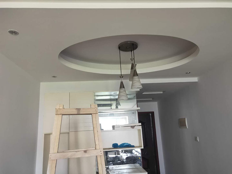 墻面翻新裝修：1、短期內(nèi)：對于購買的二手房墻面，如果是裝修沒多久，那么在進(jìn)行墻面處理的時候，原先的耐水膩?zhàn)涌梢员Ａ粢恍挥猛耆溺P掉；用鋼刷和砂紙進(jìn)行打磨墻面，打磨后即可重新涂刷乳膠漆。 2、時間間隔太久：如果是五年以上的耐水膩?zhàn)樱捎诓牧侠匣?，在二次刷漆的時候，就必須全部鏟除至墻底，否則的話會影響今后墻面乳膠漆的施工質(zhì)量和裝修后的長期使用效果。