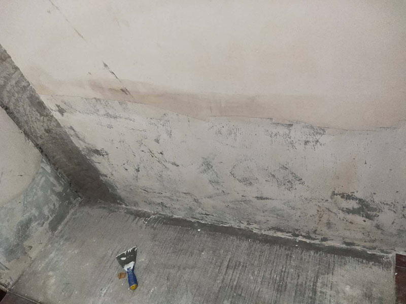 墻面局部維修翻新：墻面局部位置需要維修，墻面局部需要維修這個(gè)情況一般來說是比較常見的問題。可能由于以前裝修時(shí)施工工藝的原因，墻面局部出現(xiàn)開裂、脫落現(xiàn)象，或者墻面被家中小朋友亂寫亂畫，或不小心被硬物刮傷等等。這幾種問題都是比較常見的墻面局部問題，其中開裂以及刮傷這種有明顯傷痕的問題建議都是能夠盡快進(jìn)行維修，以免傷害到周圍其他完好墻面。 維修期間需要重新刮膩?zhàn)舆M(jìn)行修補(bǔ)找平，那么在施工時(shí)就需要等到每一層膩?zhàn)油耆赏覆拍苓M(jìn)行下一步的施工。乳膠漆在涂刷底漆與面漆時(shí)同樣需要一個(gè)自然干透的時(shí)間，這些是比較影響我們墻面乳膠漆維修時(shí)間的主要因素。