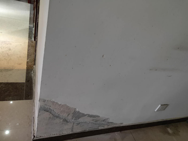 墻面局部維修翻新：墻面局部位置需要維修，墻面局部需要維修這個(gè)情況一般來說是比較常見的問題?？赡苡捎谝郧把b修時(shí)施工工藝的原因，墻面局部出現(xiàn)開裂、脫落現(xiàn)象，或者墻面被家中小朋友亂寫亂畫，或不小心被硬物刮傷等等。這幾種問題都是比較常見的墻面局部問題，其中開裂以及刮傷這種有明顯傷痕的問題建議都是能夠盡快進(jìn)行維修，以免傷害到周圍其他完好墻面。 維修期間需要重新刮膩?zhàn)舆M(jìn)行修補(bǔ)找平，那么在施工時(shí)就需要等到每一層膩?zhàn)油耆赏覆拍苓M(jìn)行下一步的施工。乳膠漆在涂刷底漆與面漆時(shí)同樣需要一個(gè)自然干透的時(shí)間，這些是比較影響我們墻面乳膠漆維修時(shí)間的主要因素。