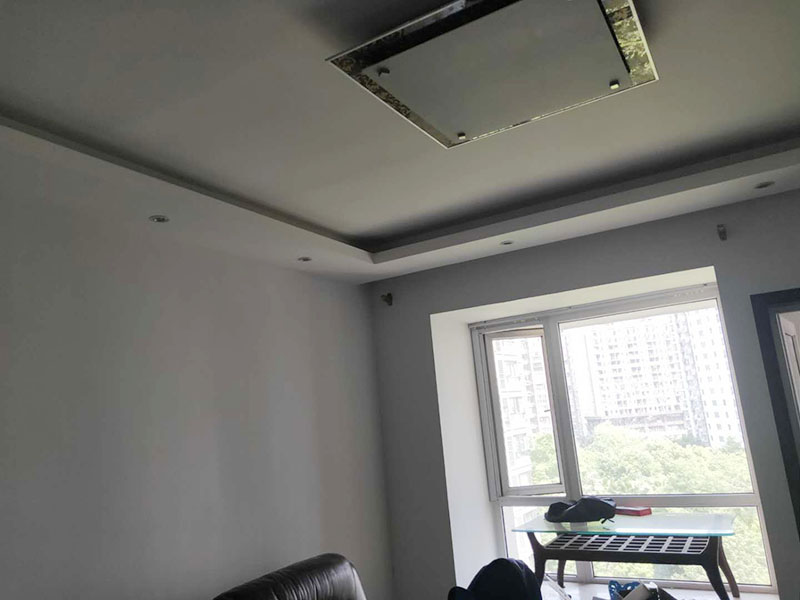 乳膠漆翻新：一般來說，內(nèi)墻乳膠漆，在墻砌好后，是在抹灰完成后，總包單位會(huì)進(jìn)行兩道抹灰，第二道的時(shí)候基面加以修飾效果的補(bǔ)平。 　　所以一般都會(huì)批膩?zhàn)樱佔(zhàn)拥淖饔檬亲寜γ娓秸稽c(diǎn)。 雙飛粉也可以當(dāng)膩?zhàn)佑茫话闶怯?01+809膠水加雙飛粉攪拌。刮膩?zhàn)雍螅傆行└叩筒黄?，或者基層不是很平整的面。這個(gè)時(shí)候，需要砂紙出動(dòng)，進(jìn)行手工的打磨，修復(fù)。中間還可以用太陽燈照明，便于檢查平整度。再用砂紙打磨，不斷的完善。