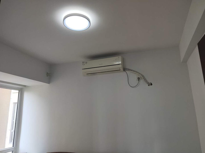 乳膠漆翻新：一般來說，內(nèi)墻乳膠漆，在墻砌好后，是在抹灰完成后，總包單位會(huì)進(jìn)行兩道抹灰，第二道的時(shí)候基面加以修飾效果的補(bǔ)平。 　　所以一般都會(huì)批膩?zhàn)?，膩?zhàn)拥淖饔檬亲寜γ娓秸稽c(diǎn)。 雙飛粉也可以當(dāng)膩?zhàn)佑?，一般是?01+809膠水加雙飛粉攪拌。刮膩?zhàn)雍螅傆行└叩筒黄?，或者基層不是很平整的面。這個(gè)時(shí)候，需要砂紙出動(dòng)，進(jìn)行手工的打磨，修復(fù)。中間還可以用太陽燈照明，便于檢查平整度。再用砂紙打磨，不斷的完善。