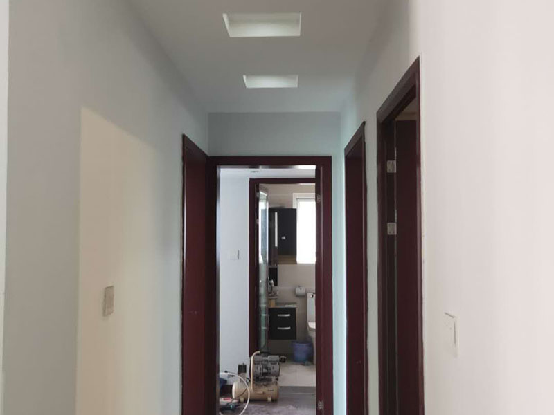 乳膠漆翻新：一般來說，內(nèi)墻乳膠漆，在墻砌好后，是在抹灰完成后，總包單位會(huì)進(jìn)行兩道抹灰，第二道的時(shí)候基面加以修飾效果的補(bǔ)平。 　　所以一般都會(huì)批膩?zhàn)?，膩?zhàn)拥淖饔檬亲寜γ娓秸稽c(diǎn)。 雙飛粉也可以當(dāng)膩?zhàn)佑?，一般是?01+809膠水加雙飛粉攪拌。刮膩?zhàn)雍螅傆行└叩筒黄?，或者基層不是很平整的面。這個(gè)時(shí)候，需要砂紙出動(dòng)，進(jìn)行手工的打磨，修復(fù)。中間還可以用太陽燈照明，便于檢查平整度。再用砂紙打磨，不斷的完善。