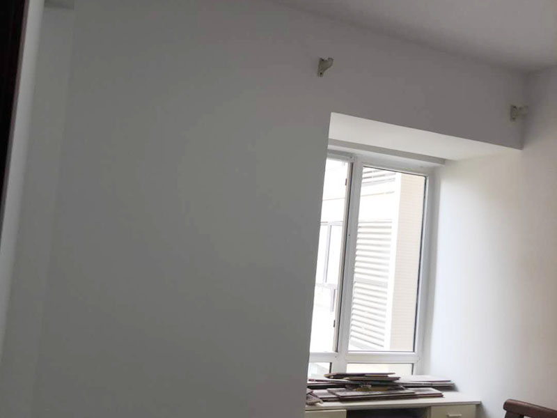 乳膠漆翻新：一般來說，內(nèi)墻乳膠漆，在墻砌好后，是在抹灰完成后，總包單位會(huì)進(jìn)行兩道抹灰，第二道的時(shí)候基面加以修飾效果的補(bǔ)平。 　　所以一般都會(huì)批膩?zhàn)?，膩?zhàn)拥淖饔檬亲寜γ娓秸稽c(diǎn)。 雙飛粉也可以當(dāng)膩?zhàn)佑?，一般是?01+809膠水加雙飛粉攪拌。刮膩?zhàn)雍?，總有些高低不平，或者基層不是很平整的面。這個(gè)時(shí)候，需要砂紙出動(dòng)，進(jìn)行手工的打磨，修復(fù)。中間還可以用太陽燈照明，便于檢查平整度。再用砂紙打磨，不斷的完善。