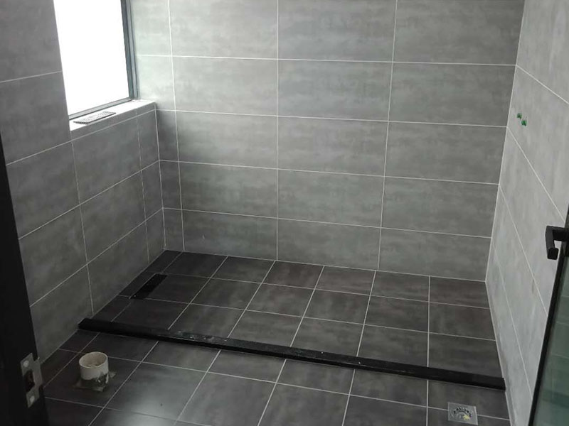 有一種叫架空式回填，這一種方式現(xiàn)在相對(duì)來(lái)說(shuō)比較少了，首先這種方式的時(shí)間成本要多出一到兩天而且這種方式的防水相對(duì)來(lái)說(shuō)會(huì)比較差，樓下很容易出現(xiàn)問(wèn)題，雖然這種方式對(duì)了管道的保護(hù)是非常好的，因?yàn)樾l(wèi)生間中間就是空的，它就是在四周的墻面打孔，然后做現(xiàn)澆板，這樣做主要就是后期時(shí)間長(zhǎng)了四周容易出現(xiàn)滲漏，然后中間的架空層就會(huì)被水填滿(mǎn)，防水萬(wàn)一出問(wèn)題就比較麻煩。