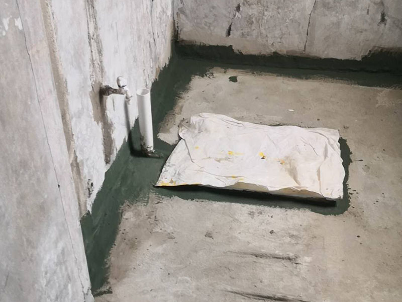 有一種叫架空式回填，這一種方式現(xiàn)在相對(duì)來(lái)說(shuō)比較少了，首先這種方式的時(shí)間成本要多出一到兩天而且這種方式的防水相對(duì)來(lái)說(shuō)會(huì)比較差，樓下很容易出現(xiàn)問(wèn)題，雖然這種方式對(duì)了管道的保護(hù)是非常好的，因?yàn)樾l(wèi)生間中間就是空的，它就是在四周的墻面打孔，然后做現(xiàn)澆板，這樣做主要就是后期時(shí)間長(zhǎng)了四周容易出現(xiàn)滲漏，然后中間的架空層就會(huì)被水填滿(mǎn)，防水萬(wàn)一出問(wèn)題就比較麻煩。