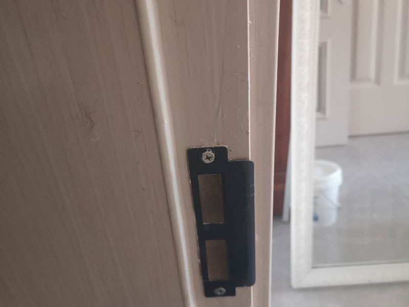 門鎖修復(fù)翻新：由于門扇自身重力原因，或門活頁(yè)原因，導(dǎo)致門扇下沉，出現(xiàn)鎖門或開(kāi)門不順暢現(xiàn)象。這個(gè)時(shí)候往往是用鑰匙開(kāi)門、鎖門非常吃力。此時(shí)，不要強(qiáng)行扭動(dòng)鑰匙，以免掰斷鑰匙，增加麻煩。正確的解決辦法：應(yīng)先查看原因。如果是因活頁(yè)松動(dòng)導(dǎo)致門扇下沉，應(yīng)將松動(dòng)的活頁(yè)用螺絲固定緊即可。若是門框變形或其原因?qū)е虏豢苫謴?fù)的，可從門框入手，將鎖舌相應(yīng)擴(kuò)充，這樣，門鎖開(kāi)關(guān)門就可以恢復(fù)正常流暢了。