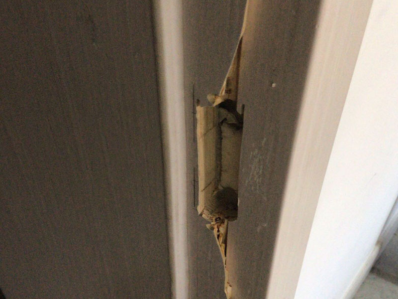 門鎖修復(fù)翻新：由于門扇自身重力原因，或門活頁(yè)原因，導(dǎo)致門扇下沉，出現(xiàn)鎖門或開(kāi)門不順暢現(xiàn)象。這個(gè)時(shí)候往往是用鑰匙開(kāi)門、鎖門非常吃力。此時(shí)，不要強(qiáng)行扭動(dòng)鑰匙，以免掰斷鑰匙，增加麻煩。正確的解決辦法：應(yīng)先查看原因。如果是因活頁(yè)松動(dòng)導(dǎo)致門扇下沉，應(yīng)將松動(dòng)的活頁(yè)用螺絲固定緊即可。若是門框變形或其原因?qū)е虏豢苫謴?fù)的，可從門框入手，將鎖舌相應(yīng)擴(kuò)充，這樣，門鎖開(kāi)關(guān)門就可以恢復(fù)正常流暢了。