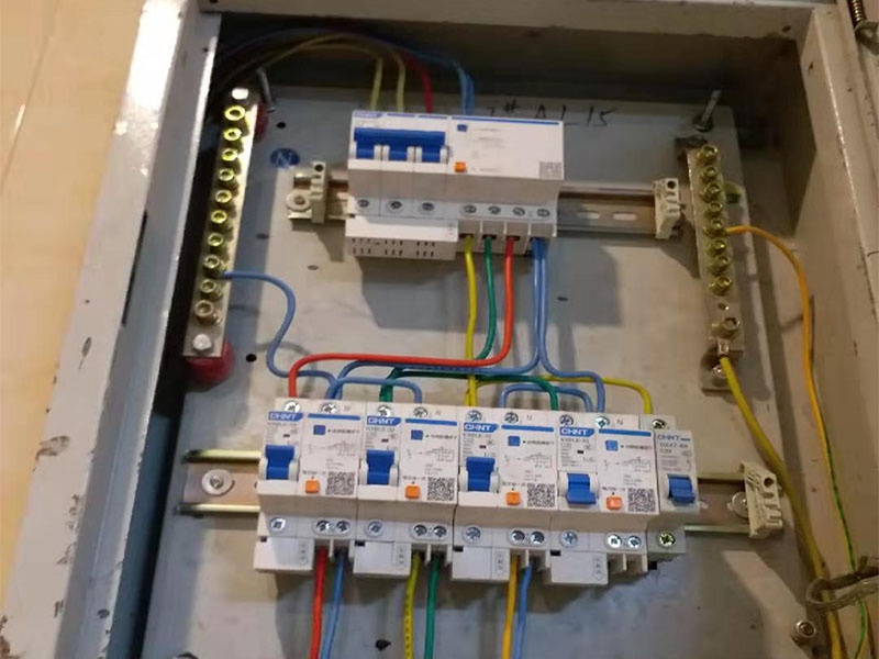 插座電路維修：將盒內(nèi)甩出的導(dǎo)線留出維修長(zhǎng)度，然后削出線芯，注意不要碰傷線芯。將導(dǎo)線按順時(shí)針方向盤繞在開關(guān)或插座對(duì)應(yīng)的接線柱上，然后旋緊壓頭，要求線芯不得外露?；鹁€接入開關(guān)2個(gè)孔中的一個(gè)A標(biāo)記，再?gòu)牧硪粋€(gè)孔中接出絕緣線接入下面的插座3個(gè)孔中的L孔內(nèi)接牢。零線直接接入插座3個(gè)孔中的N孔內(nèi)接牢。地線直接接入插座3個(gè)孔中的E孔內(nèi)接牢。若零線與地線錯(cuò)接，使用電器時(shí)會(huì)出現(xiàn)跳閘現(xiàn)象。 最后將盒子內(nèi)甩出的導(dǎo)線由塑料臺(tái)的出線孔中穿出，再把塑料臺(tái)緊貼于墻面用螺絲固定在盒子上。固定好后，將導(dǎo)線按各自的位置從開關(guān)插座的線孔中穿出，按接線要求將導(dǎo)線壓牢。