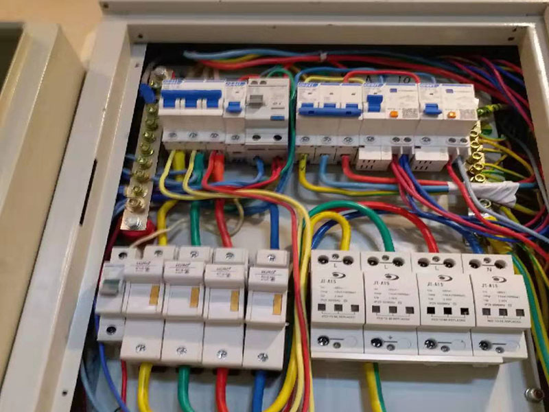 插座電路維修：將盒內(nèi)甩出的導(dǎo)線留出維修長(zhǎng)度，然后削出線芯，注意不要碰傷線芯。將導(dǎo)線按順時(shí)針方向盤繞在開關(guān)或插座對(duì)應(yīng)的接線柱上，然后旋緊壓頭，要求線芯不得外露?；鹁€接入開關(guān)2個(gè)孔中的一個(gè)A標(biāo)記，再?gòu)牧硪粋€(gè)孔中接出絕緣線接入下面的插座3個(gè)孔中的L孔內(nèi)接牢。零線直接接入插座3個(gè)孔中的N孔內(nèi)接牢。地線直接接入插座3個(gè)孔中的E孔內(nèi)接牢。若零線與地線錯(cuò)接，使用電器時(shí)會(huì)出現(xiàn)跳閘現(xiàn)象。 最后將盒子內(nèi)甩出的導(dǎo)線由塑料臺(tái)的出線孔中穿出，再把塑料臺(tái)緊貼于墻面用螺絲固定在盒子上。固定好后，將導(dǎo)線按各自的位置從開關(guān)插座的線孔中穿出，按接線要求將導(dǎo)線壓牢。