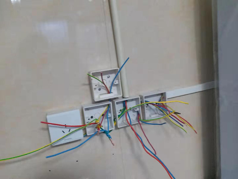 插座電路維修：將盒內(nèi)甩出的導(dǎo)線留出維修長(zhǎng)度，然后削出線芯，注意不要碰傷線芯。將導(dǎo)線按順時(shí)針方向盤繞在開關(guān)或插座對(duì)應(yīng)的接線柱上，然后旋緊壓頭，要求線芯不得外露?；鹁€接入開關(guān)2個(gè)孔中的一個(gè)A標(biāo)記，再?gòu)牧硪粋€(gè)孔中接出絕緣線接入下面的插座3個(gè)孔中的L孔內(nèi)接牢。零線直接接入插座3個(gè)孔中的N孔內(nèi)接牢。地線直接接入插座3個(gè)孔中的E孔內(nèi)接牢。若零線與地線錯(cuò)接，使用電器時(shí)會(huì)出現(xiàn)跳閘現(xiàn)象。 最后將盒子內(nèi)甩出的導(dǎo)線由塑料臺(tái)的出線孔中穿出，再把塑料臺(tái)緊貼于墻面用螺絲固定在盒子上。固定好后，將導(dǎo)線按各自的位置從開關(guān)插座的線孔中穿出，按接線要求將導(dǎo)線壓牢。