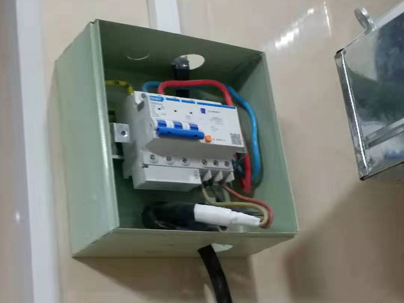 插座電路維修：將盒內(nèi)甩出的導(dǎo)線留出維修長(zhǎng)度，然后削出線芯，注意不要碰傷線芯。將導(dǎo)線按順時(shí)針方向盤繞在開關(guān)或插座對(duì)應(yīng)的接線柱上，然后旋緊壓頭，要求線芯不得外露?；鹁€接入開關(guān)2個(gè)孔中的一個(gè)A標(biāo)記，再?gòu)牧硪粋€(gè)孔中接出絕緣線接入下面的插座3個(gè)孔中的L孔內(nèi)接牢。零線直接接入插座3個(gè)孔中的N孔內(nèi)接牢。地線直接接入插座3個(gè)孔中的E孔內(nèi)接牢。若零線與地線錯(cuò)接，使用電器時(shí)會(huì)出現(xiàn)跳閘現(xiàn)象。 最后將盒子內(nèi)甩出的導(dǎo)線由塑料臺(tái)的出線孔中穿出，再把塑料臺(tái)緊貼于墻面用螺絲固定在盒子上。固定好后，將導(dǎo)線按各自的位置從開關(guān)插座的線孔中穿出，按接線要求將導(dǎo)線壓牢。