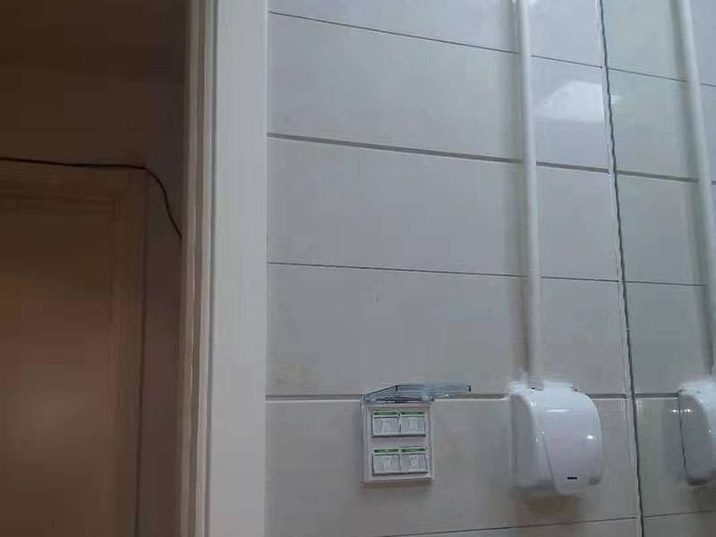 熱水器改造水電線路： 1、管子走線一定要合理,盡量避免曲折。 2、安全閥和計量表盤安裝到寬敞、通風(fēng)且易于作的地方。 3、氣管走線不要走陰暗、潮濕等容易產(chǎn)生腐蝕性物質(zhì)的地方,避免管子被腐蝕后漏氣;盡量走通風(fēng)的地方,避免漏氣后可能造成嚴(yán)重后果。 4、用水點與熱水器之間的管子長度盡量短一點,這樣在需要用熱水的時候,可以更快的放到熱水,同時也可以減小浪費。 5、除了廚房、衛(wèi)生間、洗衣間的用水,如果需要,盡量考慮今后是否會養(yǎng)花、養(yǎng)魚等,提前預(yù)留出水位置,以免以后改造麻煩。