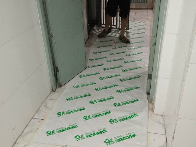 地面保護建渣處理：一、入戶門的保護 各種裝修物料的進(jìn)場以及各種建筑裝修的清理，都會經(jīng)過入戶門，這些物品在搬運的過程中，與入戶門發(fā)生磕碰、摩擦的機率大大增加，第一個需要做好成品保護的地方就是我們的入戶門。 二、水電改造時的保護 1、電路改造的時候，能開槽的地方盡量開槽。 2、不能開槽的地方一定要做好固定和保護。 3、下水管要封好 。4、對裸露的線頭盡量進(jìn)行包裹。  三、瓷磚、地板的鋪貼保護 瓷磚、地板的鋪裝，也屬于基礎(chǔ)裝修的部分，經(jīng)常發(fā)現(xiàn)瓷磚施工時和施工后都沒有做成品保護工作。 