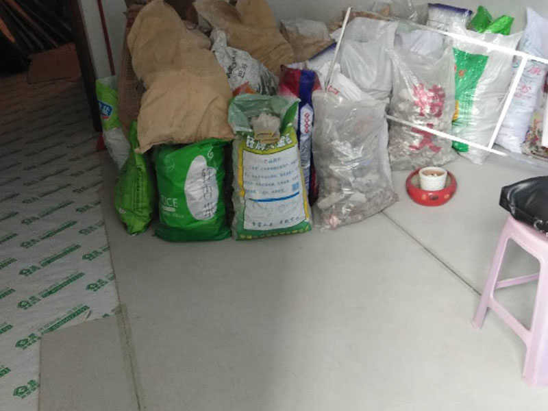 地面保護建渣處理：一、入戶門的保護 各種裝修物料的進(jìn)場以及各種建筑裝修的清理，都會經(jīng)過入戶門，這些物品在搬運的過程中，與入戶門發(fā)生磕碰、摩擦的機率大大增加，第一個需要做好成品保護的地方就是我們的入戶門。 二、水電改造時的保護 1、電路改造的時候，能開槽的地方盡量開槽。 2、不能開槽的地方一定要做好固定和保護。 3、下水管要封好 。4、對裸露的線頭盡量進(jìn)行包裹。  三、瓷磚、地板的鋪貼保護 瓷磚、地板的鋪裝，也屬于基礎(chǔ)裝修的部分，經(jīng)常發(fā)現(xiàn)瓷磚施工時和施工后都沒有做成品保護工作。 