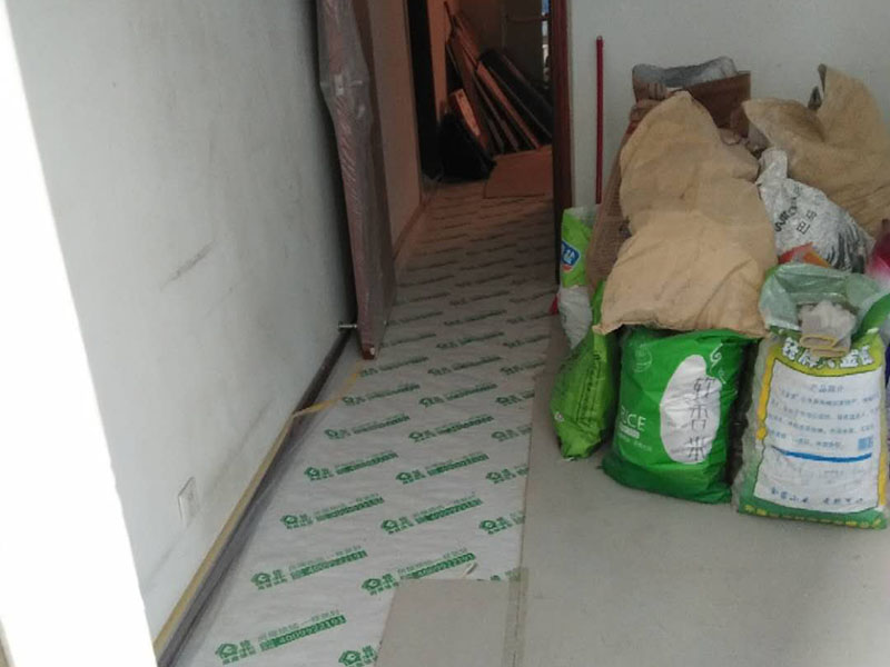 地面保護建渣處理：一、入戶門的保護 各種裝修物料的進(jìn)場以及各種建筑裝修的清理，都會經(jīng)過入戶門，這些物品在搬運的過程中，與入戶門發(fā)生磕碰、摩擦的機率大大增加，第一個需要做好成品保護的地方就是我們的入戶門。 二、水電改造時的保護 1、電路改造的時候，能開槽的地方盡量開槽。 2、不能開槽的地方一定要做好固定和保護。 3、下水管要封好 。4、對裸露的線頭盡量進(jìn)行包裹。  三、瓷磚、地板的鋪貼保護 瓷磚、地板的鋪裝，也屬于基礎(chǔ)裝修的部分，經(jīng)常發(fā)現(xiàn)瓷磚施工時和施工后都沒有做成品保護工作。 