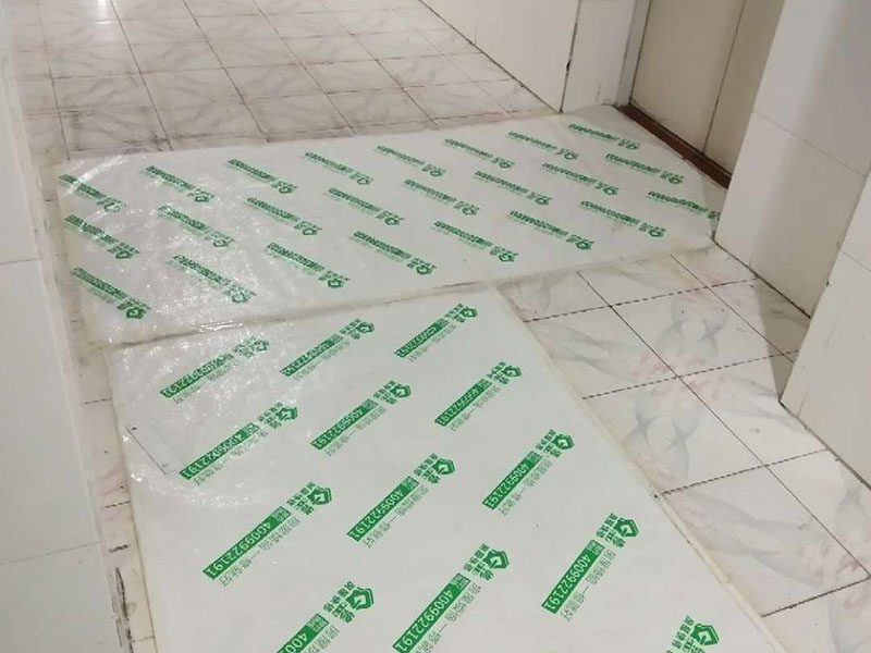 地面保護建渣處理：一、入戶門的保護 各種裝修物料的進(jìn)場以及各種建筑裝修的清理，都會經(jīng)過入戶門，這些物品在搬運的過程中，與入戶門發(fā)生磕碰、摩擦的機率大大增加，第一個需要做好成品保護的地方就是我們的入戶門。 二、水電改造時的保護 1、電路改造的時候，能開槽的地方盡量開槽。 2、不能開槽的地方一定要做好固定和保護。 3、下水管要封好 。4、對裸露的線頭盡量進(jìn)行包裹。  三、瓷磚、地板的鋪貼保護 瓷磚、地板的鋪裝，也屬于基礎(chǔ)裝修的部分，經(jīng)常發(fā)現(xiàn)瓷磚施工時和施工后都沒有做成品保護工作。 