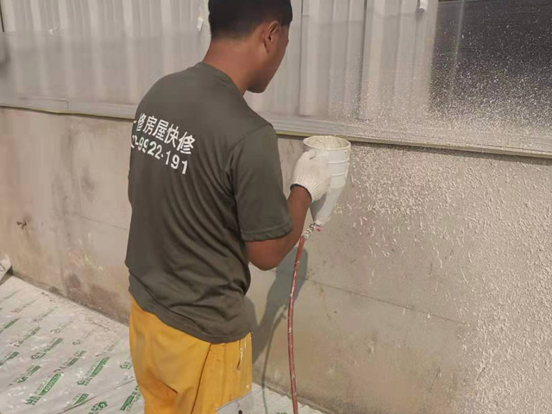 外墻墻裙噴刷涂料：建筑外墻刷涂料，取決于建筑物的2113外墻結構。如果是混凝土5261外墻，又較平整，是可以干凈后，直接刷涂料的。如果是框架結構，是采用加氣混凝土塊或空心4102磚等砌的填充墻，就不可以直接刷涂料。1653必須抹灰后，才可以刷涂料。又如外墻帶保溫層的，也內(nèi)必須做保溫砂漿抹面后，才可以刷涂料。對于清水磚外墻面，也有直接容刷涂料的。但較少使用。