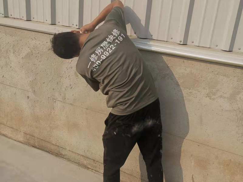 外墻墻裙噴刷涂料：建筑外墻刷涂料，取決于建筑物的2113外墻結構。如果是混凝土5261外墻，又較平整，是可以干凈后，直接刷涂料的。如果是框架結構，是采用加氣混凝土塊或空心4102磚等砌的填充墻，就不可以直接刷涂料。1653必須抹灰后，才可以刷涂料。又如外墻帶保溫層的，也內(nèi)必須做保溫砂漿抹面后，才可以刷涂料。對于清水磚外墻面，也有直接容刷涂料的。但較少使用。