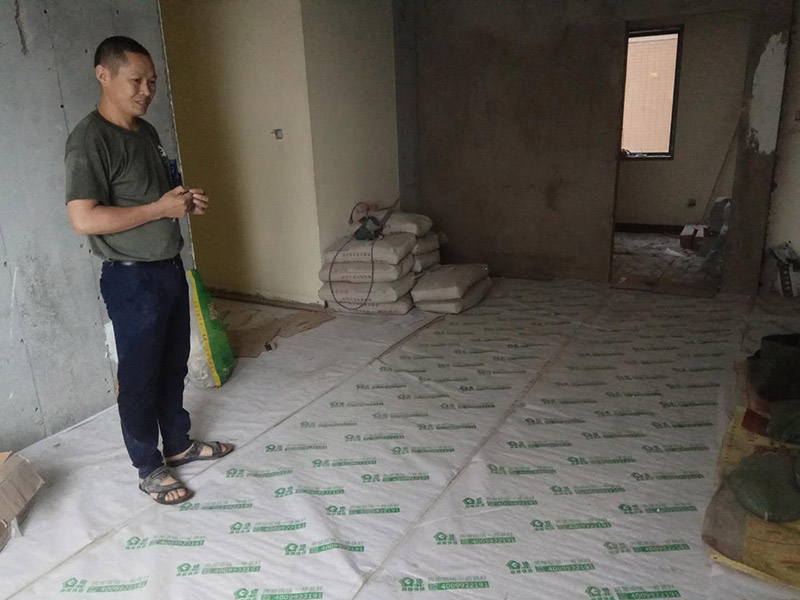 衛(wèi)生間防水及客廳地面保護(hù)：刷第一遍防水涂料。施工前確保工地干凈、干燥，防水涂料要涂滿，無遺漏，與基層結(jié)合牢固，無裂紋，無氣泡，無脫落現(xiàn)象。涂刷高度一致，厚度要達(dá)到產(chǎn)品規(guī)定要求。刷第二遍防水涂料。注意、第二遍防水涂料間需要有一定時(shí)間間隔，待遍涂料干透后才能進(jìn)行第二遍，具體時(shí)間視涂料而定。間隔時(shí)間太短，防水的效果會(huì)大打折扣。鋪保護(hù)層。為防止之后的施工破壞防水層，需在防水涂料表面鋪上保護(hù)層。保護(hù)層要完全覆蓋防水層，無遺漏，與基層結(jié)合牢固，無裂紋，無氣泡，無脫落現(xiàn)象。閉水試驗(yàn)。閉水試驗(yàn)時(shí)，地面點(diǎn)的水線不能低于2厘米，保存至少24小時(shí)，觀察無滲漏現(xiàn)象后方算合格。如有滲漏，需重做，切莫不能疏忽大意。