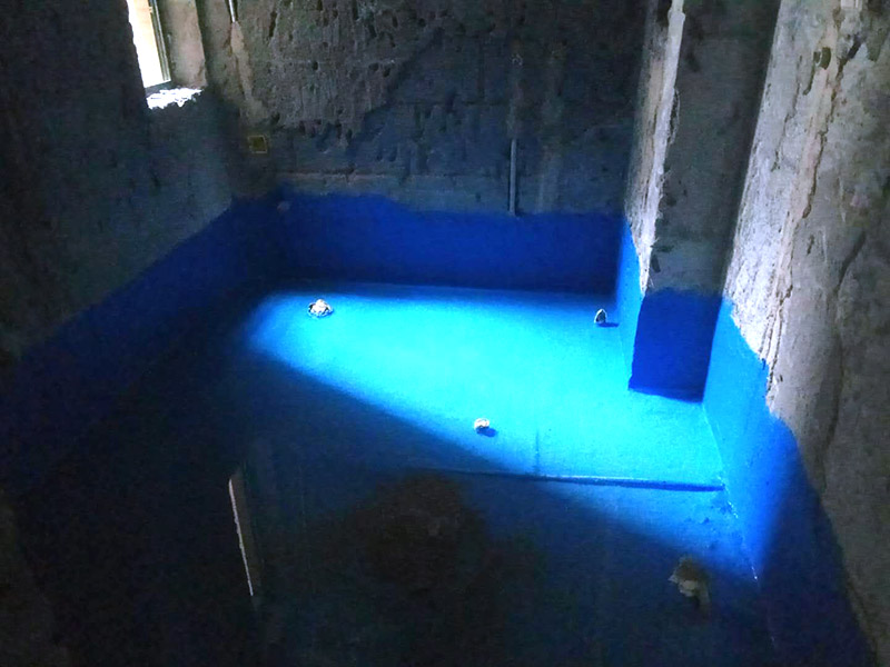 衛(wèi)生間防水及客廳地面保護(hù)：刷第一遍防水涂料。施工前確保工地干凈、干燥，防水涂料要涂滿，無遺漏，與基層結(jié)合牢固，無裂紋，無氣泡，無脫落現(xiàn)象。涂刷高度一致，厚度要達(dá)到產(chǎn)品規(guī)定要求。刷第二遍防水涂料。注意、第二遍防水涂料間需要有一定時(shí)間間隔，待遍涂料干透后才能進(jìn)行第二遍，具體時(shí)間視涂料而定。間隔時(shí)間太短，防水的效果會(huì)大打折扣。鋪保護(hù)層。為防止之后的施工破壞防水層，需在防水涂料表面鋪上保護(hù)層。保護(hù)層要完全覆蓋防水層，無遺漏，與基層結(jié)合牢固，無裂紋，無氣泡，無脫落現(xiàn)象。閉水試驗(yàn)。閉水試驗(yàn)時(shí)，地面點(diǎn)的水線不能低于2厘米，保存至少24小時(shí)，觀察無滲漏現(xiàn)象后方算合格。如有滲漏，需重做，切莫不能疏忽大意。