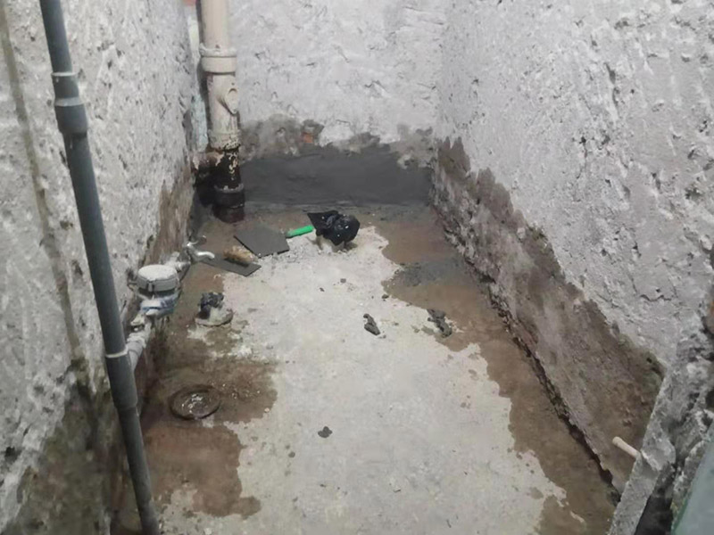 廁所防水找平：在進(jìn)行防水處理之前，一定先找平地面。找平層施工方法：基面有空隙、裂縫、不平等缺陷的，用水泥砂漿修補(bǔ)抹平。使基面必須堅(jiān)固、平整、干凈、無灰塵、油膩、蠟、脫模劑等以及其他碎屑物質(zhì)。找平層干燥后方可進(jìn)行防水層施工，施工期間應(yīng)防火、防水。防水層完成后，要進(jìn)行成品保護(hù)，不得上人走動(dòng)。