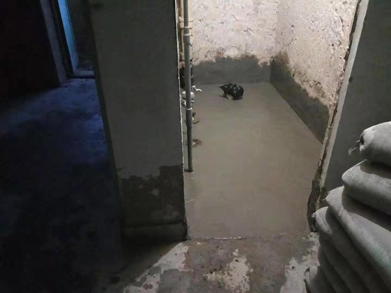 廁所防水找平：在進(jìn)行防水處理之前，一定先找平地面。找平層施工方法：基面有空隙、裂縫、不平等缺陷的，用水泥砂漿修補(bǔ)抹平。使基面必須堅(jiān)固、平整、干凈、無灰塵、油膩、蠟、脫模劑等以及其他碎屑物質(zhì)。找平層干燥后方可進(jìn)行防水層施工，施工期間應(yīng)防火、防水。防水層完成后，要進(jìn)行成品保護(hù)，不得上人走動(dòng)。