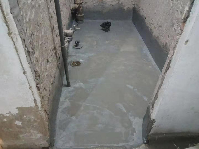 廁所防水找平：在進(jìn)行防水處理之前，一定先找平地面。找平層施工方法：基面有空隙、裂縫、不平等缺陷的，用水泥砂漿修補(bǔ)抹平。使基面必須堅(jiān)固、平整、干凈、無灰塵、油膩、蠟、脫模劑等以及其他碎屑物質(zhì)。找平層干燥后方可進(jìn)行防水層施工，施工期間應(yīng)防火、防水。防水層完成后，要進(jìn)行成品保護(hù)，不得上人走動(dòng)。