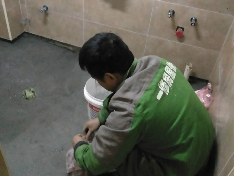 衛(wèi)生間做二次防水：首先，要用水泥砂漿將地面做平(特別是重新做裝修的房子)，然后再做防水處理。這樣可以避免防水涂料因薄厚不均或刺穿防水卷材而造成滲漏。墻體與地面之間的接縫以及上下水管道與地面的接縫處，是容易出現(xiàn)問題的地方。所以這些部位一定要格外注意，處理一定要細(xì)致，不能有絲毫的馬虎。為了達(dá)到較好的防水效果，一般衛(wèi)生間的墻面上也要做大約750px高的防水處理，防止積水洇透墻面。與浴缸相鄰的墻面，防水處理的高度也要比浴缸上沿高出一些，淋浴要達(dá)到4500px的高度。防水施工完畢后，要將衛(wèi)生間的所有下水道堵住，進(jìn)行注水試驗。24小時后檢查，若衛(wèi)生間的四周墻面和地面沒有滲漏現(xiàn)象說明衛(wèi)生間防水質(zhì)量很好。反之，要找出漏點，進(jìn)行維修。