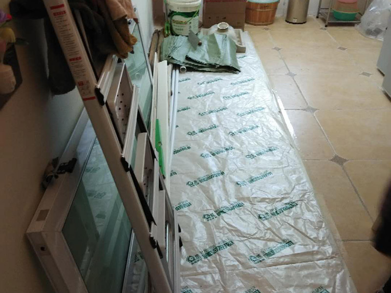 衛(wèi)生間做二次防水：首先，要用水泥砂漿將地面做平(特別是重新做裝修的房子)，然后再做防水處理。這樣可以避免防水涂料因薄厚不均或刺穿防水卷材而造成滲漏。墻體與地面之間的接縫以及上下水管道與地面的接縫處，是容易出現(xiàn)問題的地方。所以這些部位一定要格外注意，處理一定要細(xì)致，不能有絲毫的馬虎。為了達(dá)到較好的防水效果，一般衛(wèi)生間的墻面上也要做大約750px高的防水處理，防止積水洇透墻面。與浴缸相鄰的墻面，防水處理的高度也要比浴缸上沿高出一些，淋浴要達(dá)到4500px的高度。防水施工完畢后，要將衛(wèi)生間的所有下水道堵住，進(jìn)行注水試驗。24小時后檢查，若衛(wèi)生間的四周墻面和地面沒有滲漏現(xiàn)象說明衛(wèi)生間防水質(zhì)量很好。反之，要找出漏點，進(jìn)行維修。