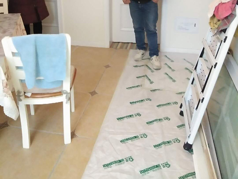 衛(wèi)生間做二次防水：首先，要用水泥砂漿將地面做平(特別是重新做裝修的房子)，然后再做防水處理。這樣可以避免防水涂料因薄厚不均或刺穿防水卷材而造成滲漏。墻體與地面之間的接縫以及上下水管道與地面的接縫處，是容易出現(xiàn)問題的地方。所以這些部位一定要格外注意，處理一定要細(xì)致，不能有絲毫的馬虎。為了達(dá)到較好的防水效果，一般衛(wèi)生間的墻面上也要做大約750px高的防水處理，防止積水洇透墻面。與浴缸相鄰的墻面，防水處理的高度也要比浴缸上沿高出一些，淋浴要達(dá)到4500px的高度。防水施工完畢后，要將衛(wèi)生間的所有下水道堵住，進(jìn)行注水試驗。24小時后檢查，若衛(wèi)生間的四周墻面和地面沒有滲漏現(xiàn)象說明衛(wèi)生間防水質(zhì)量很好。反之，要找出漏點，進(jìn)行維修。