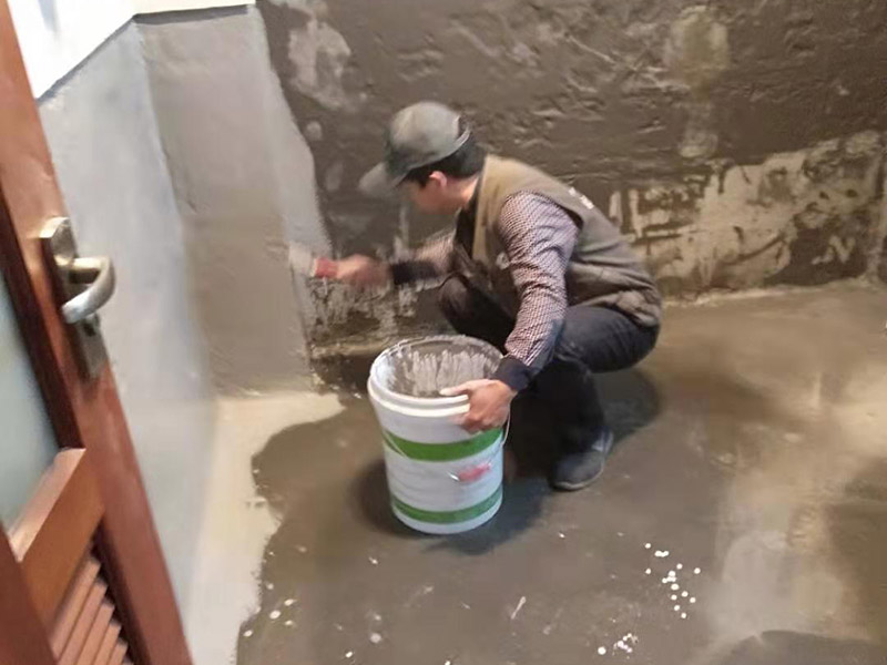 墻面刷防水維修：在涂刷防水涂層之前，先要清理墻面和地面。同時，要用連接的氣泵皮管吹盡陰角處的浮層；首先要量出防水層的高度并劃出基準線；刷防水涂料時要先刷基準線以下位置，并在墻面和地面連接陰角處刷成八字，上下交叉，交接處接應有200mm，不得有漏刷情況出現(xiàn)。 墻角涂刷完成后，沿基準線涂刷墻體：第一遍涂刷墻面時，應上下縱向涂刷，第二遍涂刷墻體，應左右橫向涂刷。 地面防水涂料的涂刷應該從房間里側(cè)向門口涂刷，地面水管接口處尤其要仔細涂刷，不能有任何遺漏。