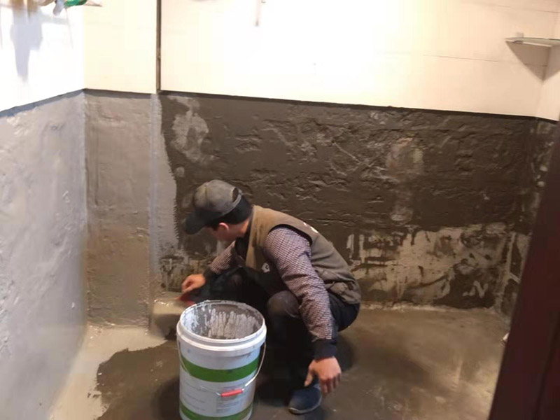 墻面刷防水維修：在涂刷防水涂層之前，先要清理墻面和地面。同時，要用連接的氣泵皮管吹盡陰角處的浮層；首先要量出防水層的高度并劃出基準線；刷防水涂料時要先刷基準線以下位置，并在墻面和地面連接陰角處刷成八字，上下交叉，交接處接應有200mm，不得有漏刷情況出現(xiàn)。 墻角涂刷完成后，沿基準線涂刷墻體：第一遍涂刷墻面時，應上下縱向涂刷，第二遍涂刷墻體，應左右橫向涂刷。 地面防水涂料的涂刷應該從房間里側(cè)向門口涂刷，地面水管接口處尤其要仔細涂刷，不能有任何遺漏。