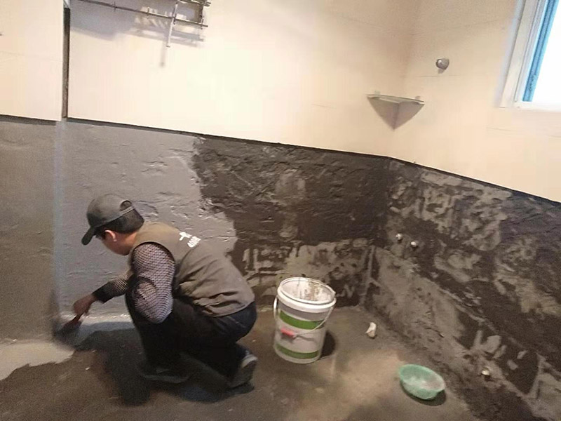 墻面刷防水維修：在涂刷防水涂層之前，先要清理墻面和地面。同時，要用連接的氣泵皮管吹盡陰角處的浮層；首先要量出防水層的高度并劃出基準線；刷防水涂料時要先刷基準線以下位置，并在墻面和地面連接陰角處刷成八字，上下交叉，交接處接應有200mm，不得有漏刷情況出現(xiàn)。 墻角涂刷完成后，沿基準線涂刷墻體：第一遍涂刷墻面時，應上下縱向涂刷，第二遍涂刷墻體，應左右橫向涂刷。 地面防水涂料的涂刷應該從房間里側(cè)向門口涂刷，地面水管接口處尤其要仔細涂刷，不能有任何遺漏。