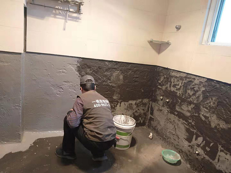 墻面刷防水維修：在涂刷防水涂層之前，先要清理墻面和地面。同時，要用連接的氣泵皮管吹盡陰角處的浮層；首先要量出防水層的高度并劃出基準線；刷防水涂料時要先刷基準線以下位置，并在墻面和地面連接陰角處刷成八字，上下交叉，交接處接應有200mm，不得有漏刷情況出現(xiàn)。 墻角涂刷完成后，沿基準線涂刷墻體：第一遍涂刷墻面時，應上下縱向涂刷，第二遍涂刷墻體，應左右橫向涂刷。 地面防水涂料的涂刷應該從房間里側(cè)向門口涂刷，地面水管接口處尤其要仔細涂刷，不能有任何遺漏。