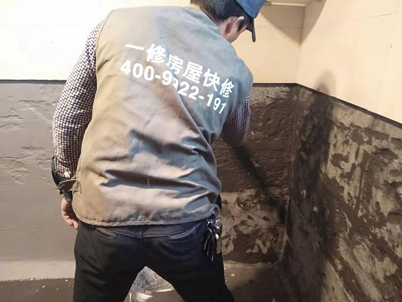 墻面刷防水維修：在涂刷防水涂層之前，先要清理墻面和地面。同時，要用連接的氣泵皮管吹盡陰角處的浮層；首先要量出防水層的高度并劃出基準線；刷防水涂料時要先刷基準線以下位置，并在墻面和地面連接陰角處刷成八字，上下交叉，交接處接應有200mm，不得有漏刷情況出現(xiàn)。 墻角涂刷完成后，沿基準線涂刷墻體：第一遍涂刷墻面時，應上下縱向涂刷，第二遍涂刷墻體，應左右橫向涂刷。 地面防水涂料的涂刷應該從房間里側(cè)向門口涂刷，地面水管接口處尤其要仔細涂刷，不能有任何遺漏。