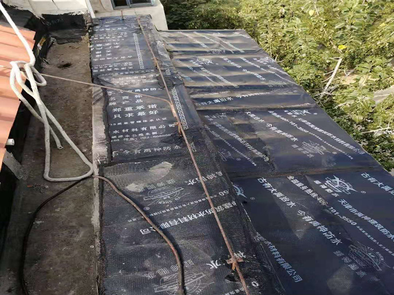 陽(yáng)臺(tái)防水維修：先打開(kāi)防水涂料把一定量粉料倒入容器，并同時(shí)用攪拌鉆攪拌，充分?jǐn)嚢柚翢o(wú)沉淀的乳膠狀沒(méi)有發(fā)現(xiàn)生粉團(tuán)。拌勻后放了15分鐘左右后，再攪拌一下然后開(kāi)始施工。在操作過(guò)程中有時(shí)要攪拌下漿料、怕會(huì)沉淀。陽(yáng)臺(tái)需要在做完防水層之后做一層防水砂漿作為保護(hù)層,這樣可以保護(hù)防水層不被破壞!然后再用水泥增加一定厚度,貼瓷磚（注意這期間可以增加一道保溫層,這樣上下都可以做一層防水!）