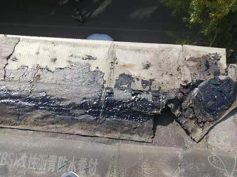 陽(yáng)臺(tái)防水維修：先打開(kāi)防水涂料把一定量粉料倒入容器，并同時(shí)用攪拌鉆攪拌，充分?jǐn)嚢柚翢o(wú)沉淀的乳膠狀沒(méi)有發(fā)現(xiàn)生粉團(tuán)。拌勻后放了15分鐘左右后，再攪拌一下然后開(kāi)始施工。在操作過(guò)程中有時(shí)要攪拌下漿料、怕會(huì)沉淀。陽(yáng)臺(tái)需要在做完防水層之后做一層防水砂漿作為保護(hù)層,這樣可以保護(hù)防水層不被破壞!然后再用水泥增加一定厚度,貼瓷磚（注意這期間可以增加一道保溫層,這樣上下都可以做一層防水!）