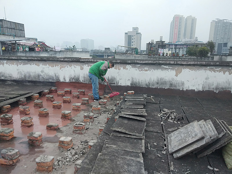 屋面防水施工：涂膜防水層依附于基層，基層質(zhì)量好壞，直接影響防水涂膜的質(zhì)量。因而在涂膜施工前，應(yīng)對(duì)基層進(jìn)行認(rèn)真的檢查和必要的處理，使之達(dá)到涂膜施工的要求。涂料的涂布應(yīng)采取&ldquo;先高后低、先遠(yuǎn)后近、先立面后平面&rdquo;的施工順序。同一屋面上先涂布排水比較集中的水落口、天溝、檐口等節(jié)點(diǎn)部位，再進(jìn)行大面積的涂布。用滾刷或毛刷均勻地涂刷多遍，直到達(dá)到規(guī)定的涂膜厚度要求，不得漏底，待涂層干固后，才能進(jìn)行下一道工序。當(dāng)多遍涂布時(shí)，每遍涂刷方向應(yīng)與上一遍方向相垂直。