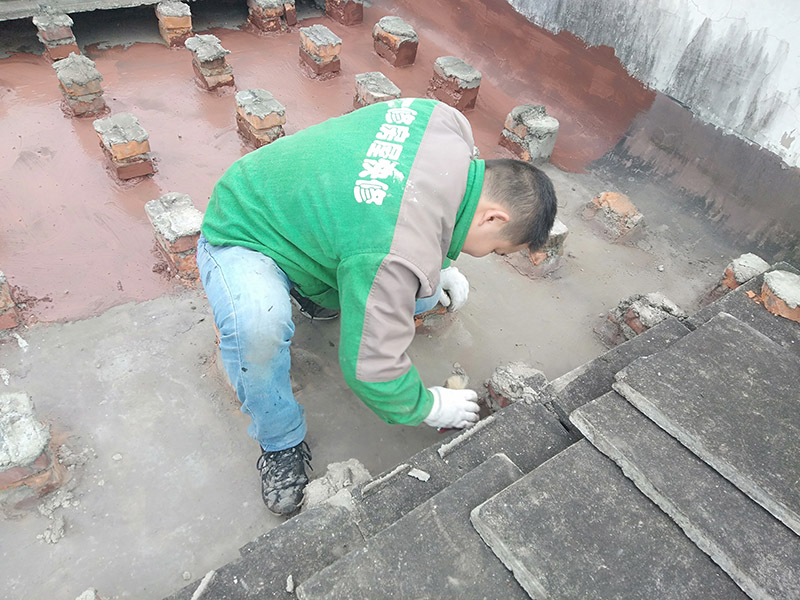 屋面防水施工：涂膜防水層依附于基層，基層質(zhì)量好壞，直接影響防水涂膜的質(zhì)量。因而在涂膜施工前，應(yīng)對(duì)基層進(jìn)行認(rèn)真的檢查和必要的處理，使之達(dá)到涂膜施工的要求。涂料的涂布應(yīng)采取&ldquo;先高后低、先遠(yuǎn)后近、先立面后平面&rdquo;的施工順序。同一屋面上先涂布排水比較集中的水落口、天溝、檐口等節(jié)點(diǎn)部位，再進(jìn)行大面積的涂布。用滾刷或毛刷均勻地涂刷多遍，直到達(dá)到規(guī)定的涂膜厚度要求，不得漏底，待涂層干固后，才能進(jìn)行下一道工序。當(dāng)多遍涂布時(shí)，每遍涂刷方向應(yīng)與上一遍方向相垂直。